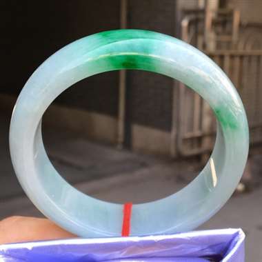 完美正庄手镯，一节辣色，档次十足，无纹裂，性价比高，推荐，尺寸53.4*16.3*7.7mm