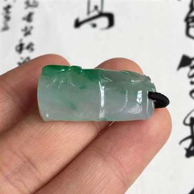 冰绿 竹节 冰底 绿竹节 质地细腻 冰透感好 种好色辣 巧雕了一只小螳螂 好可爱 尺寸 32x16x