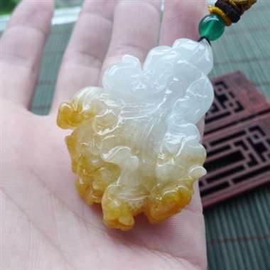 111708老种黄翡招财白菜挂件～百财聚来。种老，玉质细腻，颜色艳丽出彩，有避雕修饰，瑕不掩瑜，佩戴