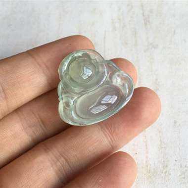 起光 笑佛 冰种 整体有底色 质地细腻 冰透感好 种老 水头足 光感十足 底子干净 上身佩戴漂亮 无