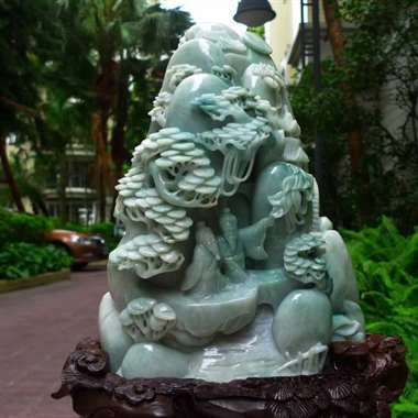 翡翠A货老坑水润浅绿登高远望精工松下老人摆件约裸石尺寸:285/200/85 连底坐:440/285 翡翠A货老坑水润浅绿登高远望精工松下老人摆件约裸石尺寸:285/200/85 连底坐:440/285
