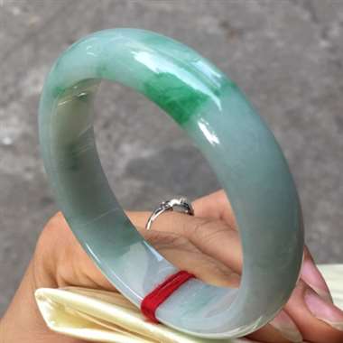 翡翠A货：糯种.绿色.正圈手镯.料子清爽干净.细腻水头十足.宽条厚装.色阳.完美无瑕.尺寸：58mm