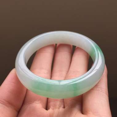 冰起胶阳绿贵妃手镯，规格：56.6*11.7*7，侧有纹，可抠到，不影响佩戴效果，底子水润细腻，色泽