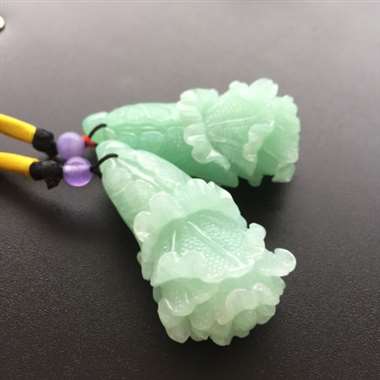 冰糯种甜绿白菜挂件，打灯有纹，不打灯不见，不影响美观。尾图可见。尺寸：51.5-25.5-18.1