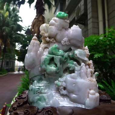 翡翠A货老坑水润浅紫底飘阳绿指日高升山子摆件 约裸石尺寸：240/170/115 连底坐：365/3