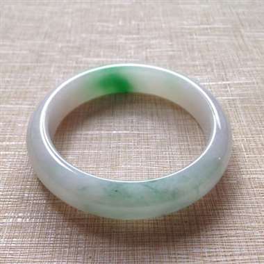 414-1-9正圈尺寸56.8×13.7×8.2mm。俏色平安镯,明艳亮丽,宛若青松翠柏般,生机盎然 414-1-9正圈尺寸56.8×13.7×8.2mm。俏色平安镯,明艳亮丽,宛若青松翠柏般,生机盎然