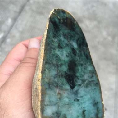 R559 331克达摩砍片料,种水超赞,糯冰飘花,可以赌一个大牌子,也可做成摆件,尺寸:100*7 R559 331克达摩砍片料,种水超赞,糯冰飘花,可以赌一个大牌子,也可做成摆件,尺寸:100*7