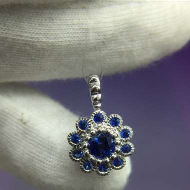 18k材质镶嵌，花瓣形设计，凸显无尽美感，主石0.75ct，配石0.35ct，总重