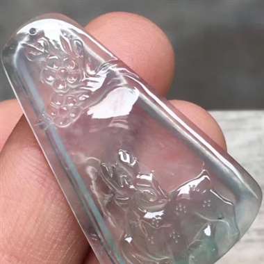 高冰梅花鹿牌，尺寸：34.7*20*3.9mm，种老坑，胶感十足，水润通透，雕工精致，品相佳，通透起