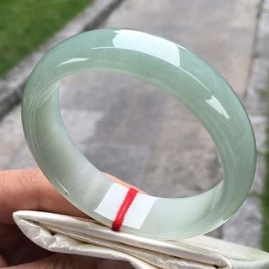 冰种底色正圈，尺寸57.2-15.9-6.8，水润细腻，种老冰透，底子干净清爽，完美