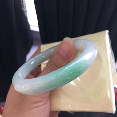 糯种浅色圆条白底青镯 玉质细腻干净 完美无裂 性价比超高