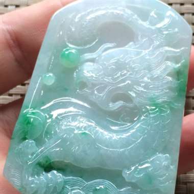 龙行天下挂件。种老水足、色辣、雕工精美、完美漂亮、价格优惠!