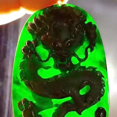 。♥️墨翠:霸气龙牌,完美无裂纹,细腻干净,黑度极黑,性价比高,纯手工打造,打灯透绿 。♥️墨翠:霸气龙牌,完美无裂纹,细腻干净,黑度极黑,性价比高,纯手工打造,打灯透绿