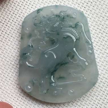 缅甸翡翠A货，高冰飘花的吉祥如意，质量杠杠的，工艺一流，手慢无货。老坑冰糯种麒麟，招财辟邪，工艺精细
