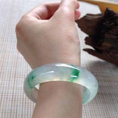 17041531#贵妃尺寸：55.5x13x7.1mm短：48.3mm 高冰翠色镯，起光，清爽，洒红