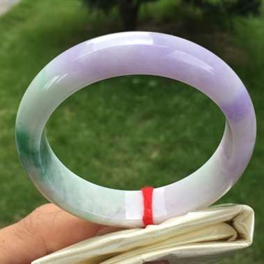 正圈，紫底飘绿，尺寸57.9-14.4-8.2，水润漂亮，颜色亮丽，表皮有细纹，不抠手，编号0416