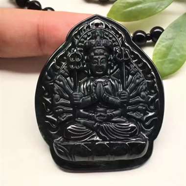 6⃣️墨翠种水非常好，精致雕工，自然光下黑，完美无裂，表面黑光亮起油，打灯透帝王绿，送