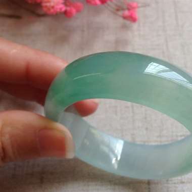 高冰阳绿起光贵妃手镯，有纹内侧有微抠感，底子清爽细腻，上手就秀气优雅，整体泌人心脾，实物更漂亮