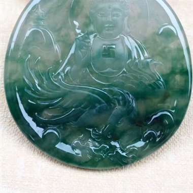L冰种飘绿《阿弥陀佛》。细腻种水足，水润怡人，完美