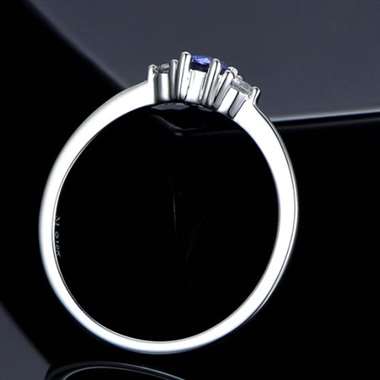 18K金蓝宝石戒指，主石0.2ct，配钻0.085ct，重量1.6g，13#