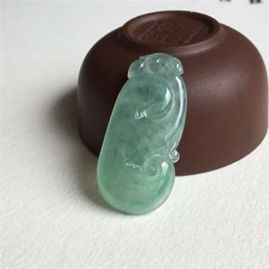 湖水蓝 如意 冰种 湖水蓝 种水非常不错 色甜 少少晶体 颜色真心好看 无纹裂 尺寸 36x17.5