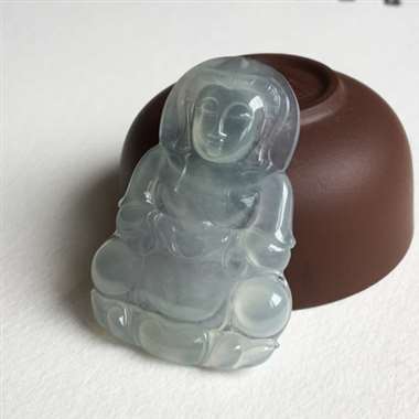 冰种 观音 整体有底色 质地细腻 冰透感好 水头足 起光 雕刻工艺精湛 佩戴漂亮 无纹裂 尺寸 45