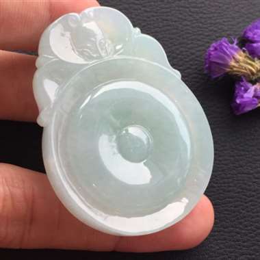 冰种浅绿底福贝挂件 玉质细腻 清爽饱满 美观 冰种浅绿底福贝挂件 玉质细腻 清爽饱满 美观