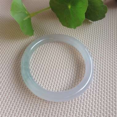 天然翡翠A货53圈口贵妃镯，冰种清爽，种水十足，带点淡淡的绿飘花，小清新感十足！