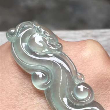 高冰种晴水龙，尺寸：40.5*14*3.4mm，完美起光，水润冰透，淡淡的底色，雕工精。H12