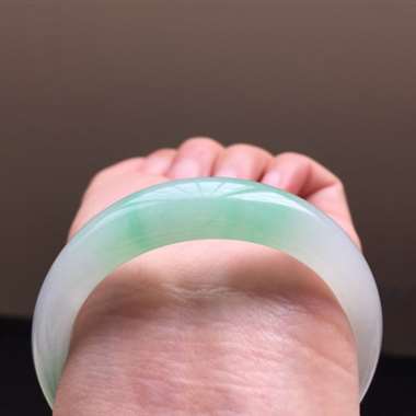 冰起胶阳绿贵妃手镯，规格：56.6*11.7*7，侧有纹，可抠到，不影响佩戴效果，底子水润细腻，色泽