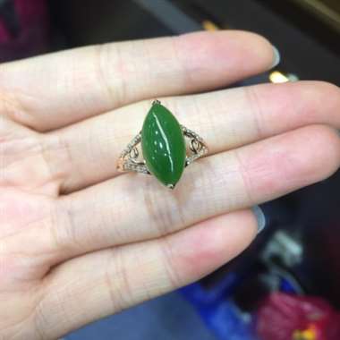 俄罗斯碧玉戒指,小清新马眼形,清新淡雅,秀气十足,18k金镶嵌天然钻石,玉质温润油亮,碧绿水润,水头 俄罗斯碧玉戒指,小清新马眼形,清新淡雅,秀气十足,18k金镶嵌天然钻石,玉质温润油亮,碧绿水润,水头