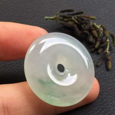 冰种飘花平安扣，冰清玉洁，清爽干净，完美无瑕。