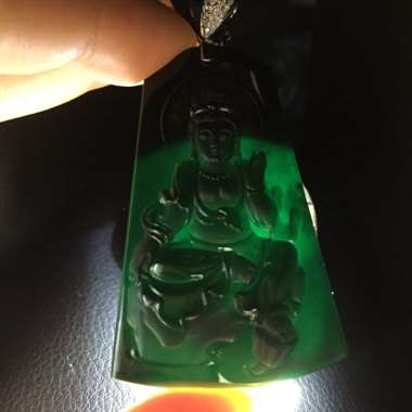 冰种极品墨翠观音，黑度极度黑，玉质细腻，打灯通透，无杂质，纯手工打造，线条柔美流畅。尺寸：49.9*
