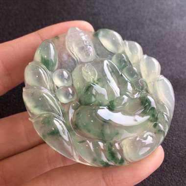 高冰飘花坐观音挂件，底子细腻，起胶起光，大件