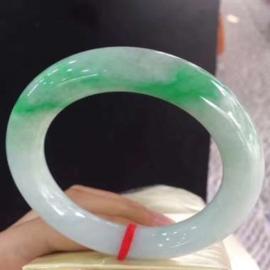 圆条飘绿镯，鲜艳亮丽，水润清爽，完美