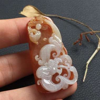 糯种红翡龙牌挂件，精湛雕工，色泽艳丽。