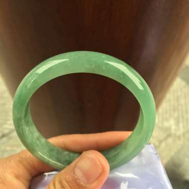 缅甸翡翠A货，完美大气的手镯，一段有棉絮，性价比超高，手慢无货。上身效果超级棒。