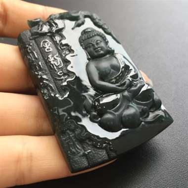 冰种墨翠完美佛祖，黑度够黑，打灯通透阳绿，纯手工打造，雕工精湛。尺寸：58.7-37.2-8.7