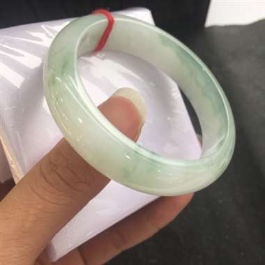 糯种飘花手镯 底细干净 完美无裂 性价比超高 糯种飘花手镯 底细干净 完美无裂 性价比超高