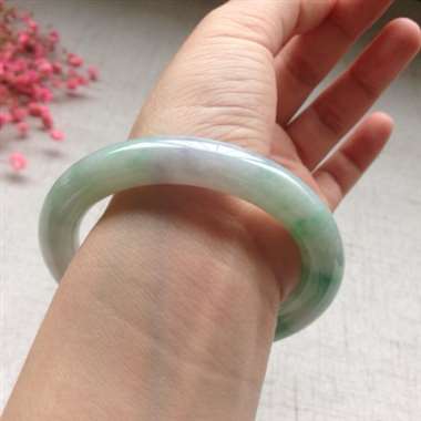 冰春彩飘绿圆条手镯，有小细纹无抠感，不明显