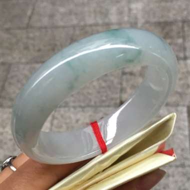 翡翠A货.冰糯种.飘花手镯.正圈.料子清爽.肉质细腻干净.种老水头十足.版型好.完美无瑕.尺寸;53 翡翠A货.冰糯种.飘花手镯.正圈.料子清爽.肉质细腻干净.种老水头十足.版型好.完美无瑕.尺寸;53