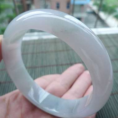 111810A货翡翠精美清爽正装手镯#cy，圈口57.6mm，通透细腻，水头好，色泽清爽，版型厚装，