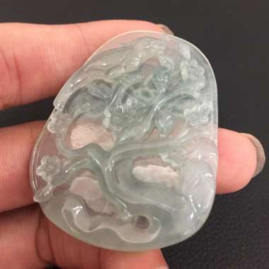 黄绿喜鹊，喜上眉梢，雕工精湛，料细物美。