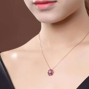 18K金红宝石吊坠，隐秘式工艺镶嵌，主石1.36ct，配钻0.12ct，重量2.05g，配有证书