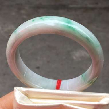 57.1圈口正庄手镯，色阳，条形好，底庄细腻，完美，不贵，圈口对的可以收，尺寸57.1*13.3*7