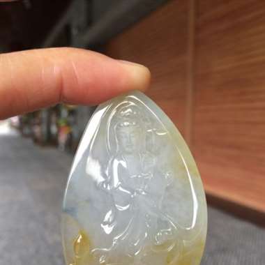 缅甸翡翠A货,冰种带黄翡的观音,慈祥的笑容,会给你带来一生平安、幸福美满。 缅甸翡翠A货,冰种带黄翡的观音,慈祥的笑容,会给你带来一生平安、幸福美满。