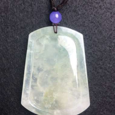 冰种飘花龙牌，种水很好，冰透感很好，做工精细，有白棉飘絮，哪怕是棉也很好看，棒棒嗒～4