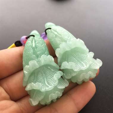 冰糯种甜绿白菜挂件，打灯有纹，不打灯不见，不影响美观。尾图可见。尺寸：51.5-25.5-18.1