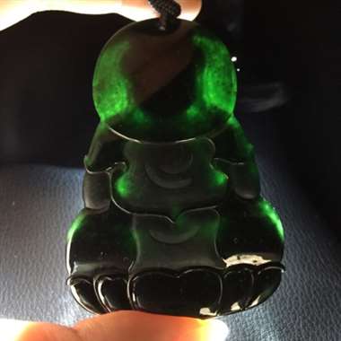 冰种极品墨翠观音，黑度极度黑，玉质细腻，打灯透绿，少杂质，纯手工打造，线条柔美流畅，厚装大件。尺寸：
