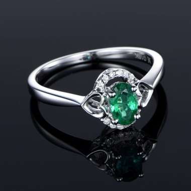 18k镶嵌，主石0.5ct，配钻0.06ct，手寸12#
